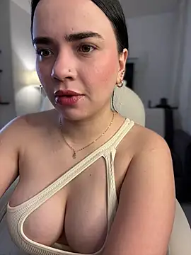 Snapshot of GeorginaJones chatting on 02.02.25 GeorginaJones online show from 02.02.25