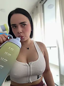 Snapshot of GeorginaJones chatting on 02.02.25 GeorginaJones online show from 02.02.25