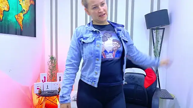 Snapshot of Britney_taylor_ chatting on 12.15.25 Britney taylor online show from 12.15.25