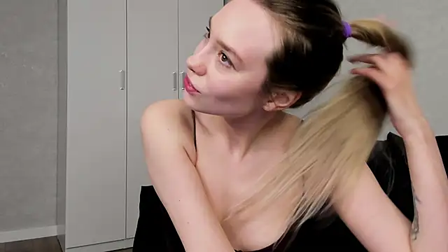 Snapshot of mary_shiota chatting on 10.29.25 mary shiota online show from 10.29.25