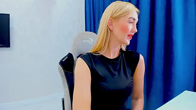 Snapshot of HotyPlays chatting on 01.11.25 HotyPlays online show from 01.11.25