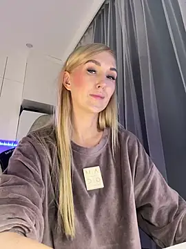 Snapshot of HotyPlays chatting on 01.28.25 HotyPlays online show from 01.28.25