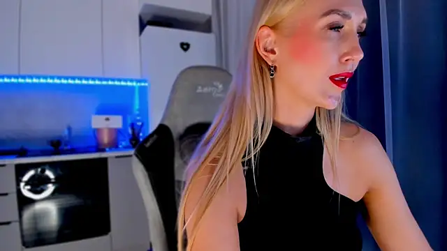 Snapshot of HotyPlays chatting on 01.28.25 HotyPlays online show from 01.28.25