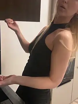 Snapshot of HotyPlays chatting on 02.18.25 HotyPlays online show from 02.18.25