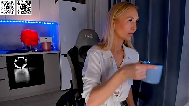 Snapshot of HotyPlays chatting on 03.03.25 HotyPlays online show from 03.03.25