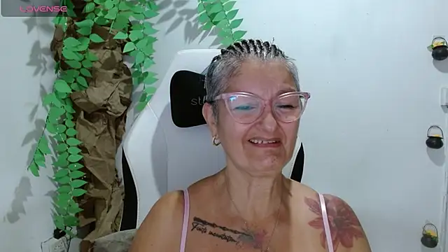 Snapshot of bety-cum2 chatting on 04.17.26 bety-cum2 online show from 04.17.26