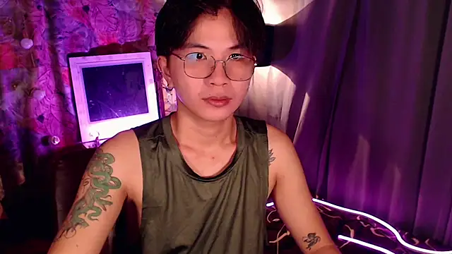 Snapshot of Sexy_Handsome_Drex chatting on 12.15.24 Sexy Handsome Drex online show from 12.15.24