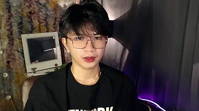 Snapshot of Sexy_Handsome_Drex chatting on 12.18.24 Sexy Handsome Drex online show from 12.18.24