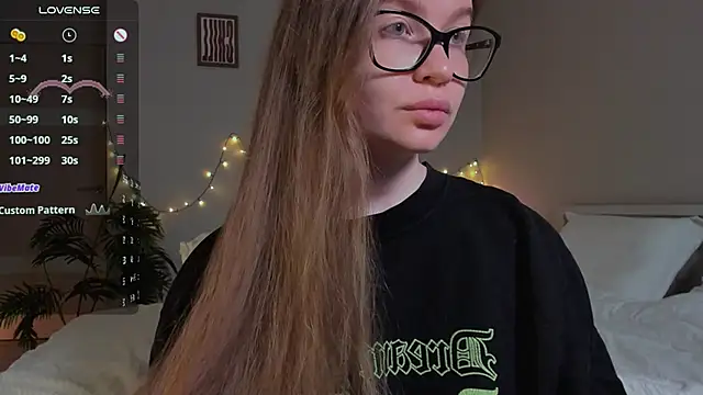 Snapshot of Virtual_Girll chatting on 10.23.25 Virtual Girll online show from 10.23.25