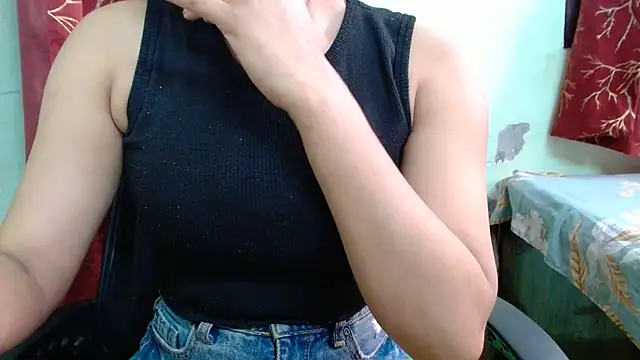 Snapshot of sweet-alia chatting on 04.18.26 sweet-alia online show from 04.18.26