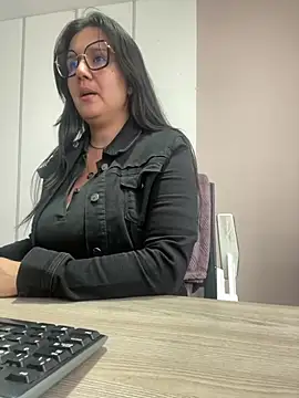 Snapshot of SWEETLILY18 chatting on 12.21.24 SWEETLILY18 online show from 12.21.24