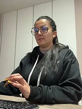 Snapshot of SWEETLILY18 chatting on 12.23.24 SWEETLILY18 online show from 12.23.24