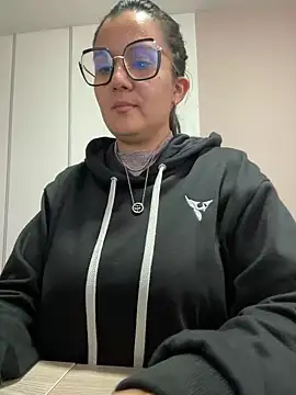 Snapshot of SWEETLILY18 chatting on 12.23.24 SWEETLILY18 online show from 12.23.24