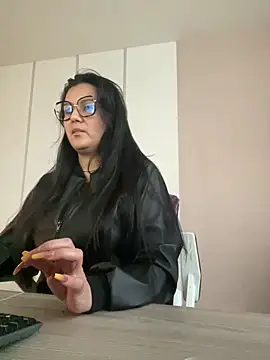 Snapshot of SWEETLILY18 chatting on 12.26.24 SWEETLILY18 online show from 12.26.24