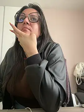 Snapshot of SWEETLILY18 chatting on 12.26.24 SWEETLILY18 online show from 12.26.24