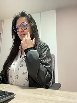 Snapshot of SWEETLILY18 chatting on 12.27.24 SWEETLILY18 online show from 12.27.24