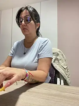 Snapshot of SWEETLILY18 chatting on 12.28.24 SWEETLILY18 online show from 12.28.24