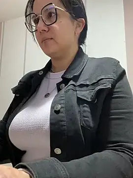 Snapshot of SWEETLILY18 chatting on 12.30.24 SWEETLILY18 online show from 12.30.24