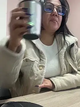 Snapshot of SWEETLILY18 chatting on 01.21.25 SWEETLILY18 online show from 01.21.25