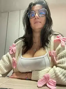 Snapshot of SWEETLILY18 chatting on 01.28.25 SWEETLILY18 online show from 01.28.25