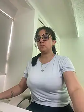 Snapshot of SWEETLILY18 chatting on 01.31.25 SWEETLILY18 online show from 01.31.25