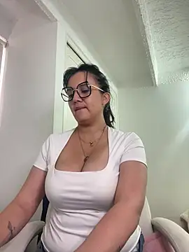 Snapshot of SWEETLILY18 chatting on 02.05.25 SWEETLILY18 online show from 02.05.25