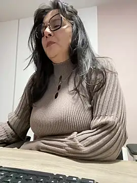 Snapshot of SWEETLILY18 chatting on 02.21.25 SWEETLILY18 online show from 02.21.25