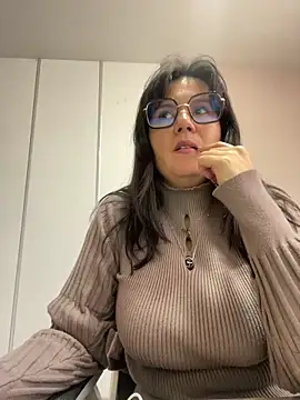 Snapshot of SWEETLILY18 chatting on 02.21.25 SWEETLILY18 online show from 02.21.25