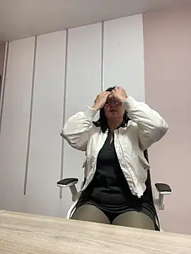 Snapshot of SWEETLILY18 chatting on 02.27.25 SWEETLILY18 online show from 02.27.25