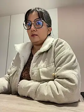 Snapshot of SWEETLILY18 chatting on 03.05.25 SWEETLILY18 online show from 03.05.25