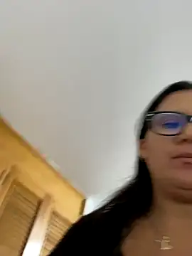 Snapshot of SWEETLILY18 chatting on 10.06.25 SWEETLILY18 online show from 10.06.25