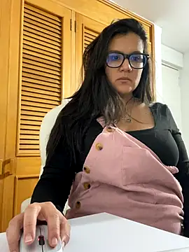 Snapshot of SWEETLILY18 chatting on 10.07.25 SWEETLILY18 online show from 10.07.25