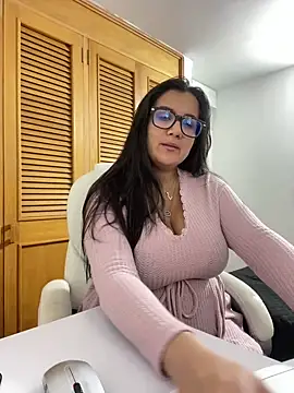 Snapshot of SWEETLILY18 chatting on 10.08.25 SWEETLILY18 online show from 10.08.25