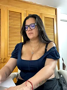 Snapshot of SWEETLILY18 chatting on 10.22.25 SWEETLILY18 online show from 10.22.25