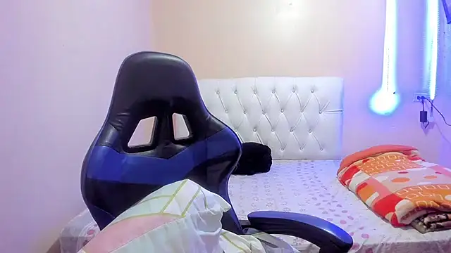 Leylafourniert online show from 12.23.24