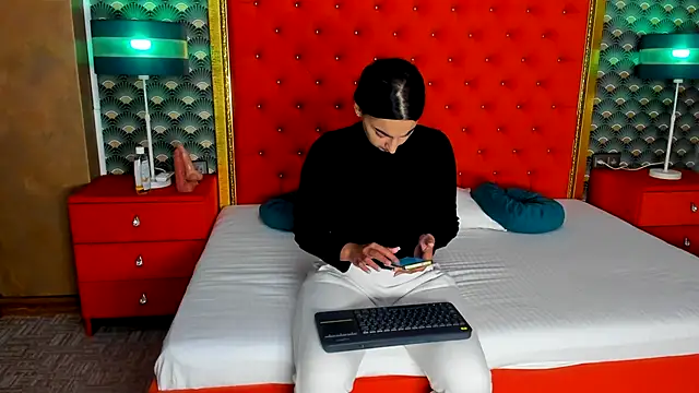 Snapshot of VallerieJones chatting on 10.18.25 VallerieJones online show from 10.18.25