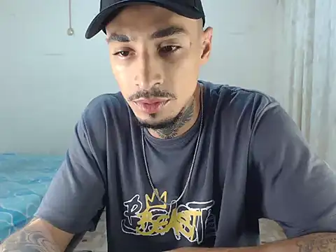 Snapshot of emiliano_hottt chatting on 12.15.25 emiliano hottt online show from 12.15.25