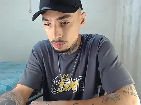 Snapshot of emiliano_hottt chatting on 12.16.25 emiliano hottt online show from 12.16.25