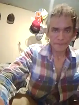 Snapshot of MarsWood chatting on 11.15.25 MarsWood online show from 11.15.25