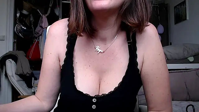 Snapshot of FunnyAly chatting on 05.04.26 FunnyAly online show from 05.04.26
