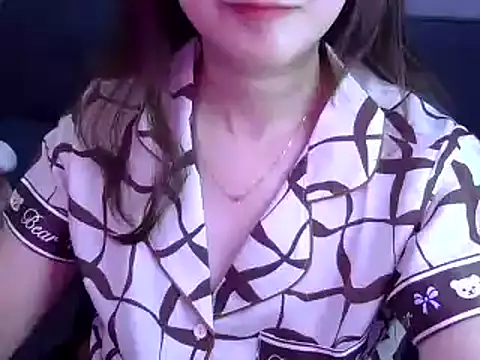 Snapshot of Bee_2k chatting on 04.21.26 Bee 2k online show from 04.21.26