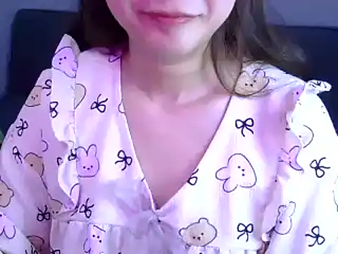 Snapshot of Bee_2k chatting on 05.14.26 Bee 2k online show from 05.14.26