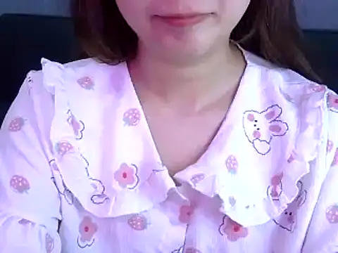 Snapshot of Bee_2k chatting on 05.18.26 Bee 2k online show from 05.18.26