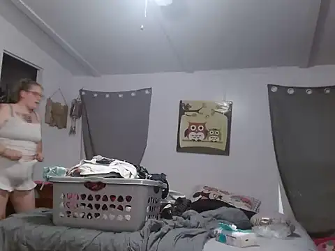 Snapshot of Slutty_Owl420 chatting on 09.22.25 Slutty Owl420 online show from 09.22.25