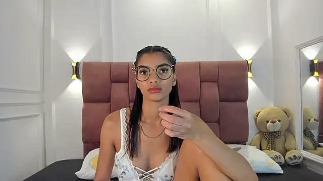 Snapshot of liagirl_cute chatting on 01.11.25 liagirl cute online show from 01.11.25