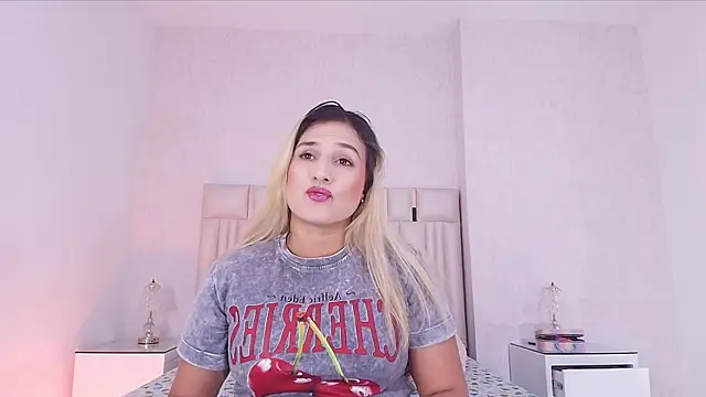 Snapshot of _carolina_fox chatting on 06.18.26 carolina fox online show from 06.18.26