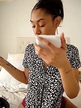 Snapshot of Leaberry chatting on 09.23.25 Leaberry online show from 09.23.25