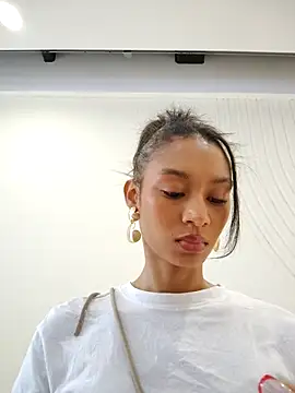 Snapshot of Leaberry chatting on 11.19.25 Leaberry online show from 11.19.25