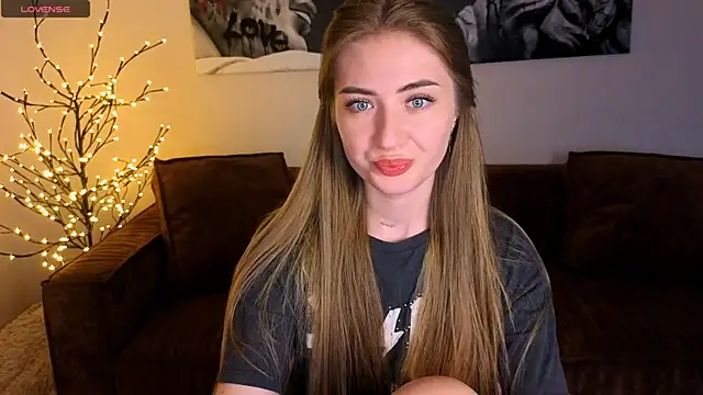 Snapshot of Adelyna_Bird chatting on 06.18.26 Adelyna Bird online show from 06.18.26