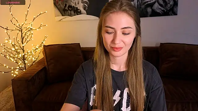 Snapshot of Adelyna_Bird chatting on 06.18.26 Adelyna Bird online show from 06.18.26